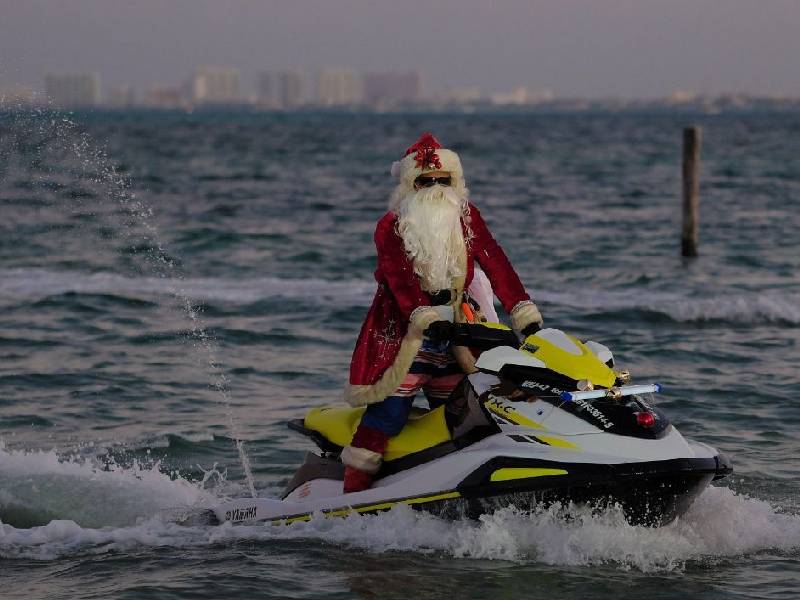 Santa llega del mar a Cancún