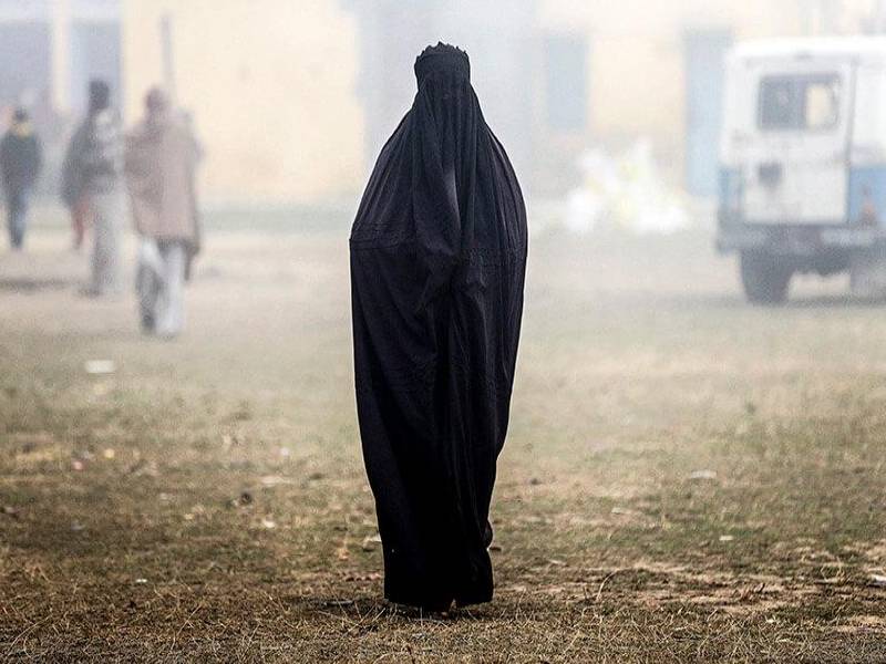 Mujeres que viajen más de 72 km deben hacerlo con un hombre, talibanes