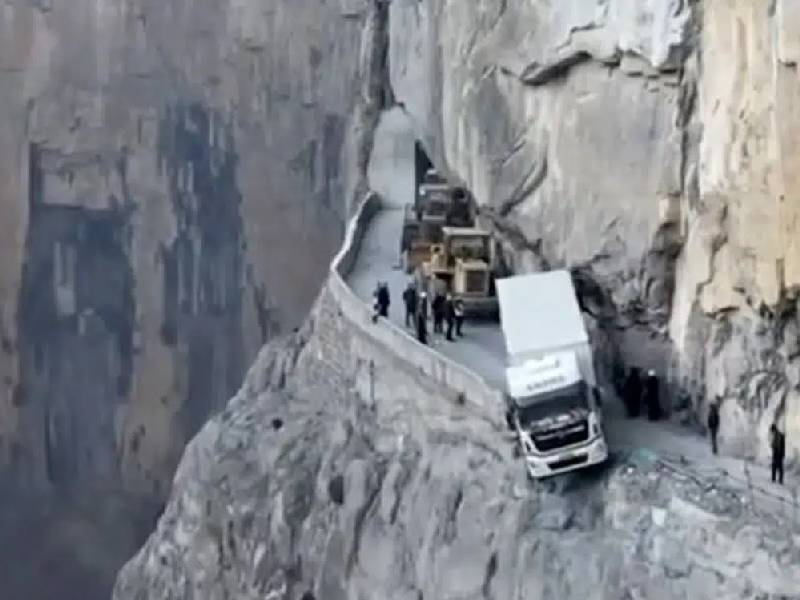 Camión se sale de control al volante y termina colgado de un acantilado