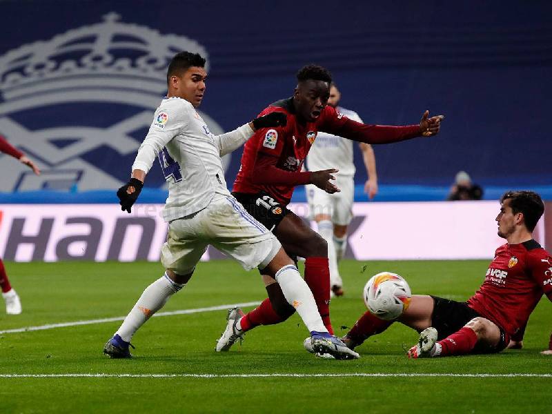Con doblete de Benzema y Vinícius, Real Madrid golea 4-1 al Valencia