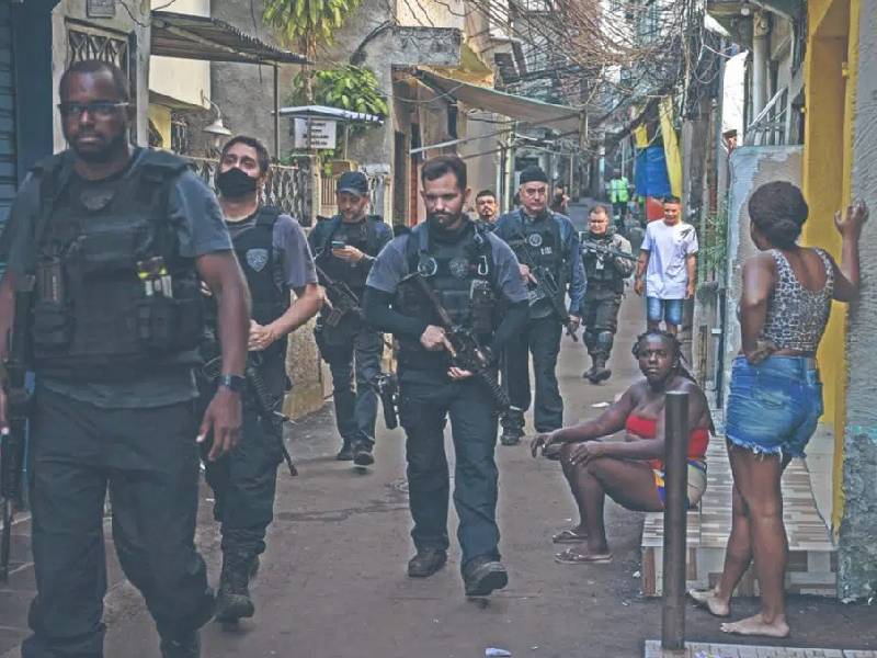 Recuperan favelas en Brasil