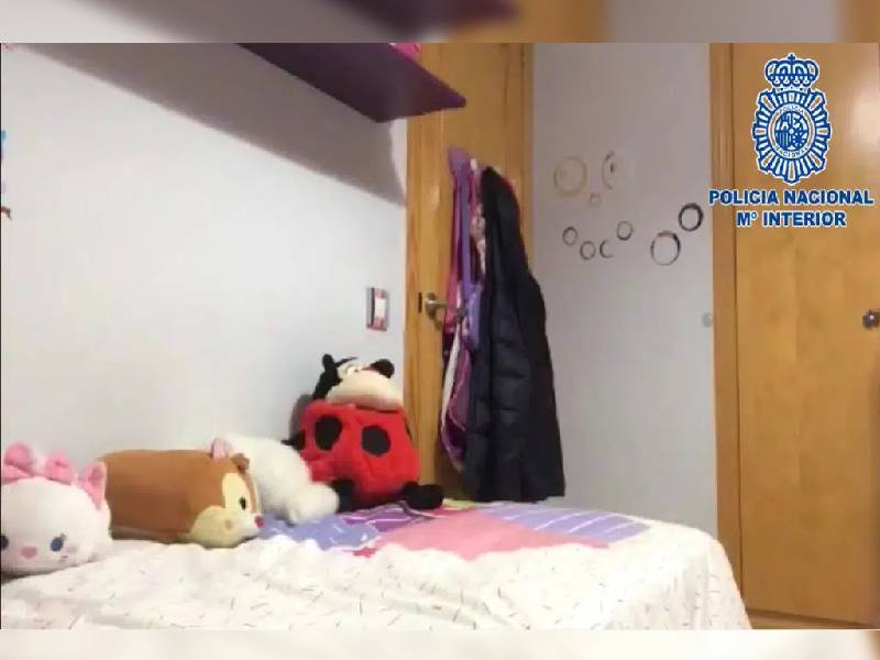 Policía pide ayuda de internautas; localiza a niña con fotos de su cuarto