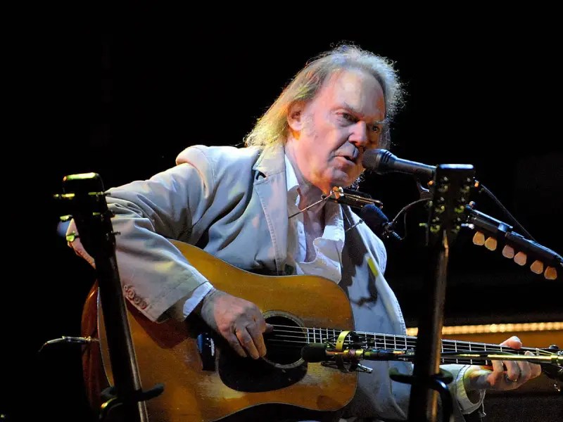 Neil Young pide a Spotify retirar su música por podcast con desinformación del covid-19