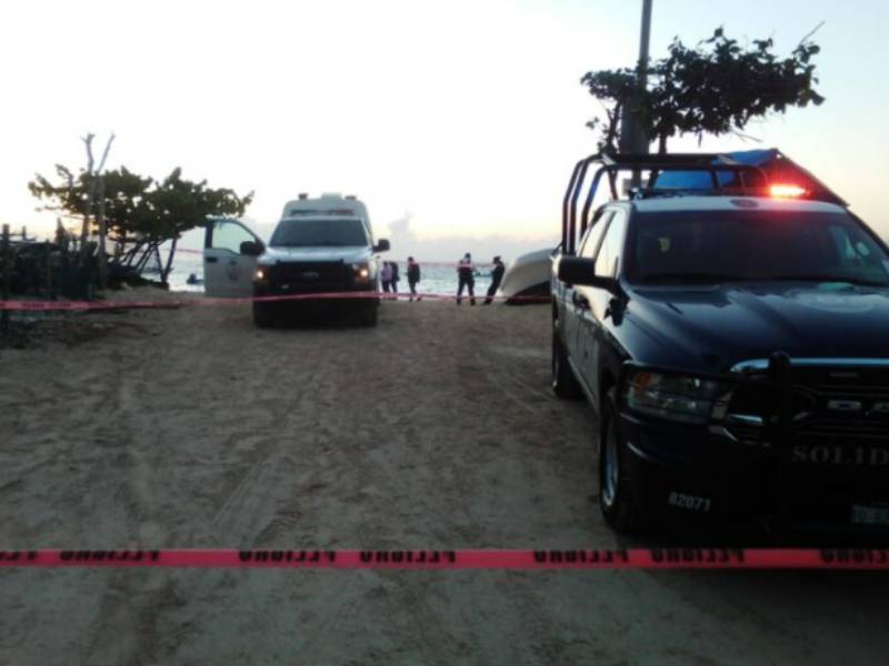 Encuentran cuerpo de buzo sobre la arena en Playa del Carmen