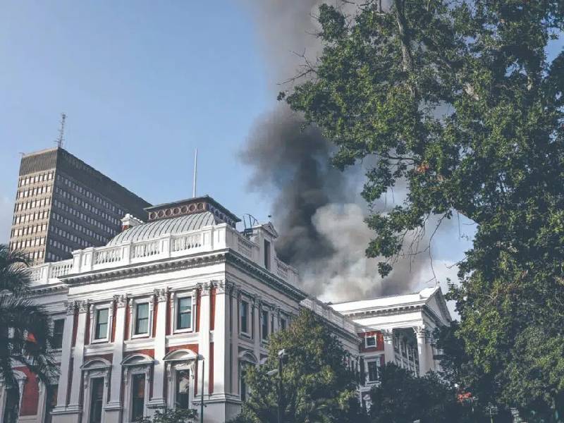 Arde Congreso sudafricano; un sospechoso fue detenido