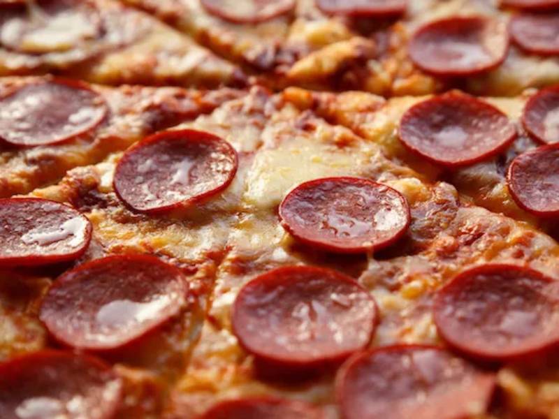 Deportista demanda a su entrenador por obligarlo comer pizza
