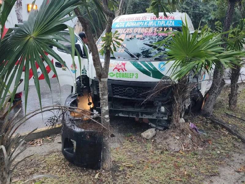 Deja dos lesionados colisión de un transporte público en Cancún