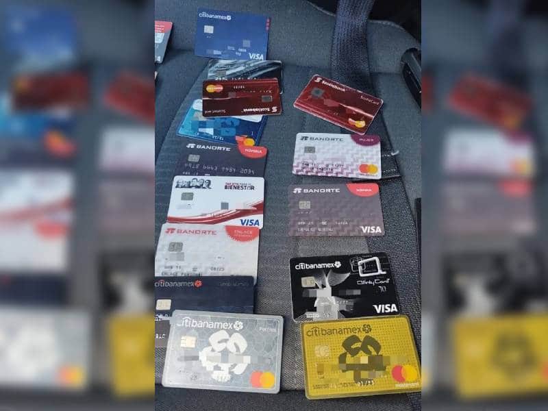 Detienen a extranjeros con 23 tarjetas de crédito, con diferentes nombres