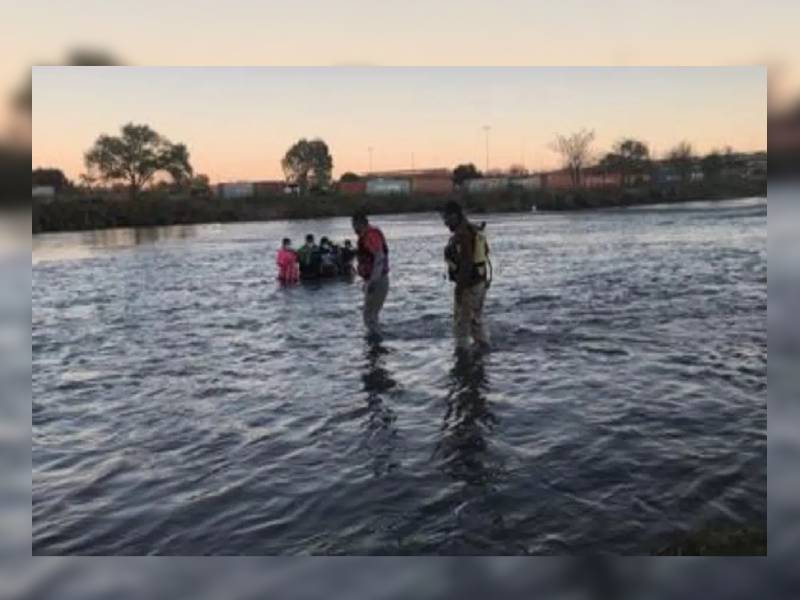 Rescatan a mujeres y niños; intentaban cruzar el Río Bravo