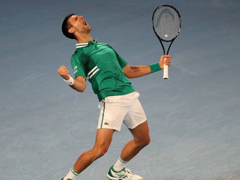Novak Djokovic gana en la corte