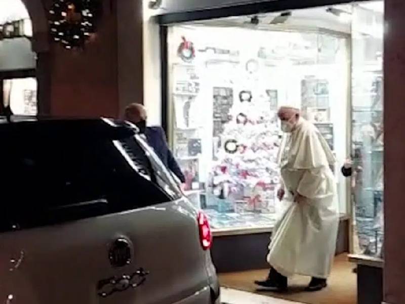 Captan al Papa Francisco saliendo de una tienda de discos