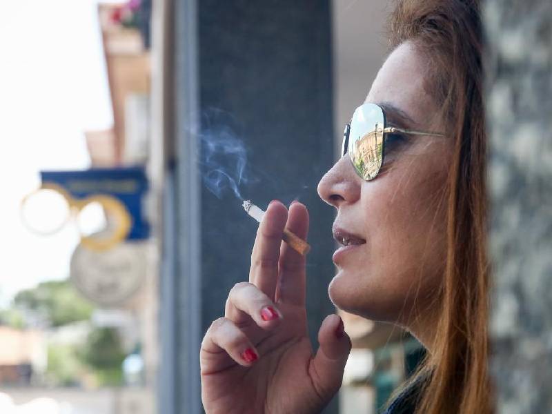 Dejar de fumar es más complicado para las mujeres: estudios
