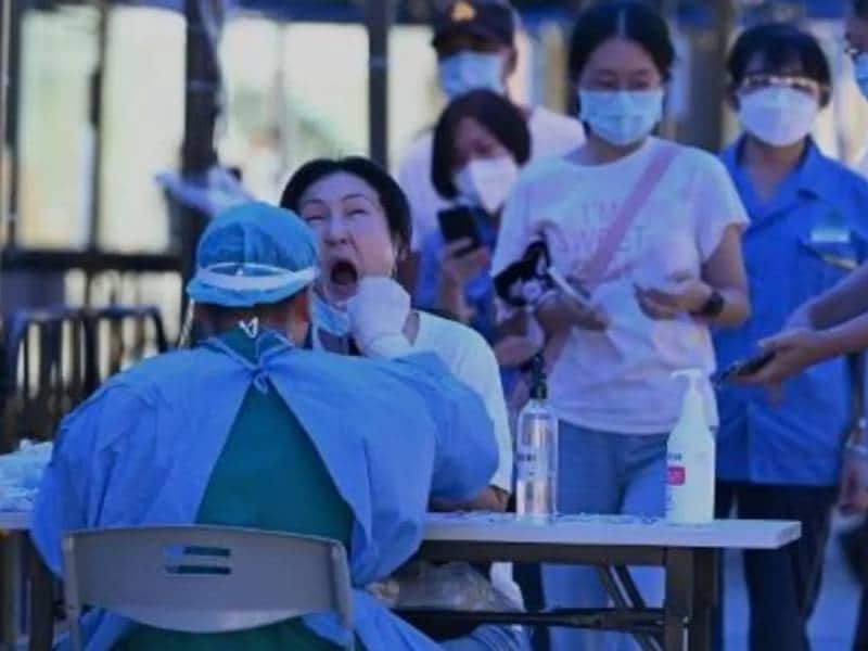 El brote de ómicron en China se expande a una ciudad fronteriza con Macao