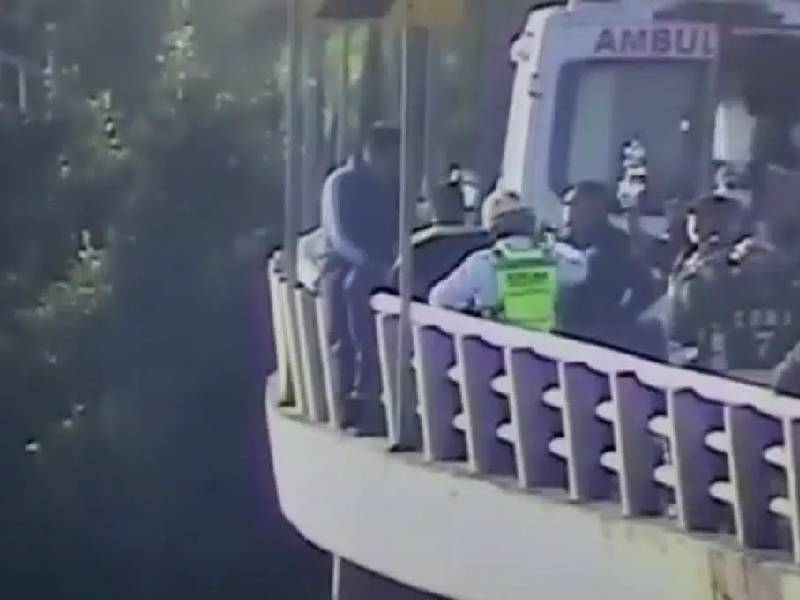 Video: Elementos de la SSC evitan suicidio de un hombre en puente vehicular