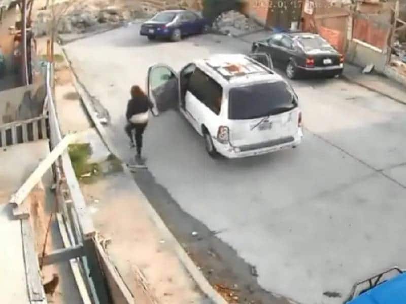 Video: Mujer falla al estacionar camioneta; termina volcada en un canal