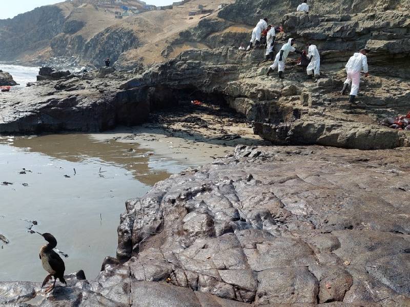 ¡¿De qué vamos a vivir ahora?!, se preguntan pescadores afectados por derrame petrolero en Perú