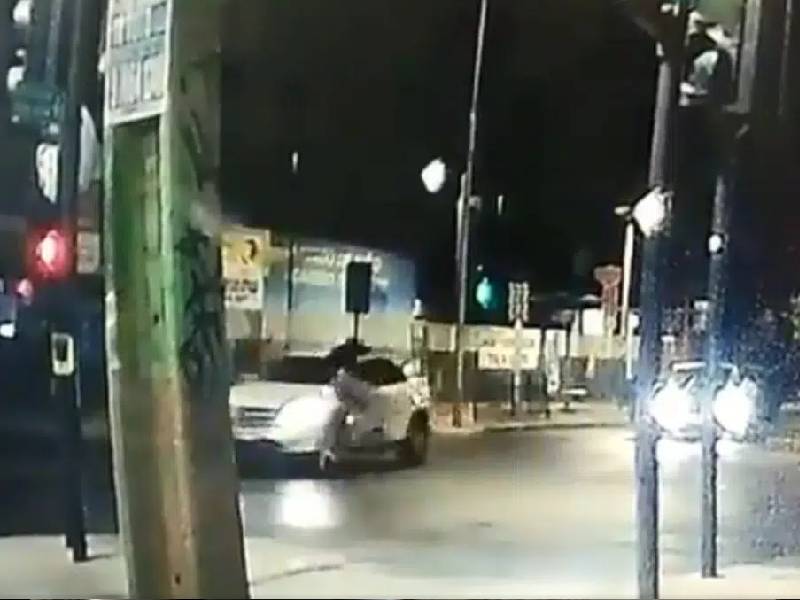 Video: Mujer frustra asalto; atropella a ladrón que pretendía robarle