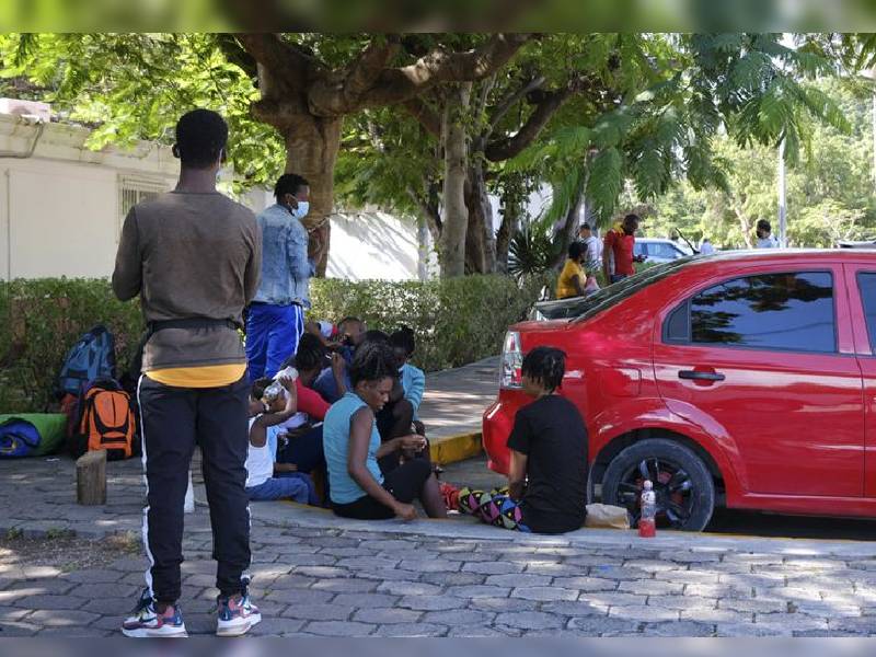 Logran reubicar a migrantes haitanos en Cancún