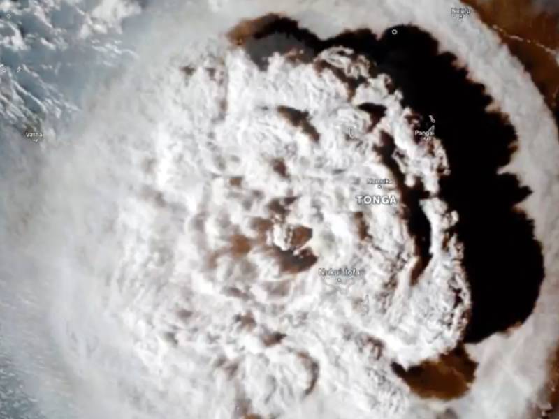 Sorprendentes imágenes satelitales de la erupción del volcán en Tonga