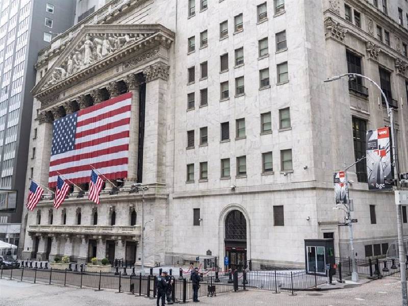 Wall Street abre semana en rojo