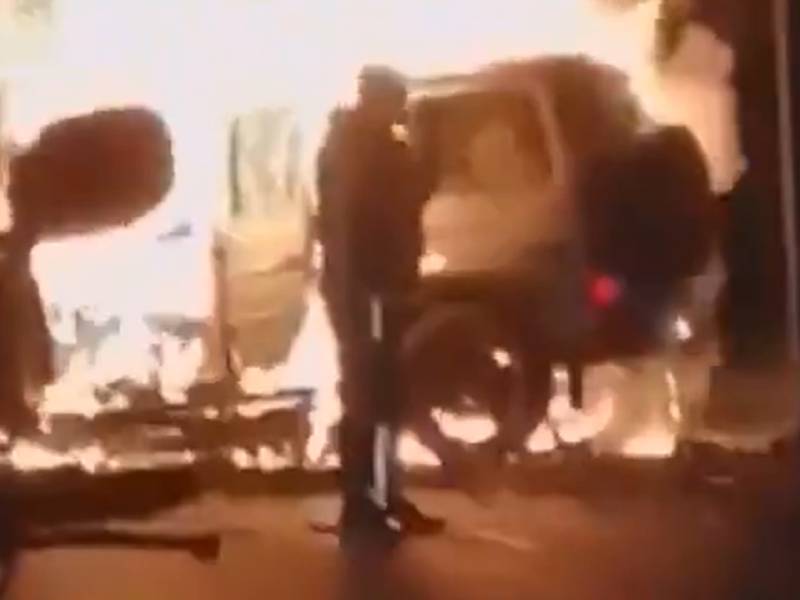 Video: Choca camioneta Mercedes Benz y mueren 2 calcinados en Lomas