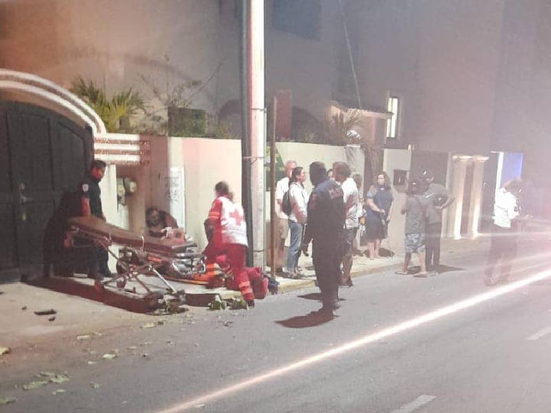 Conductor de motocicleta choca contra poste y termina en el hospital