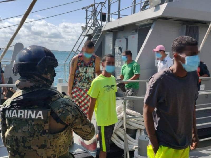 Náufragos cubanos son rescatados en costas de Quintana Roo