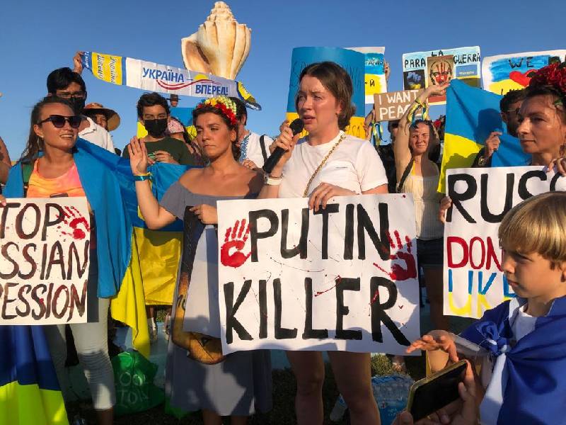 VIDEO. Ucranianos se manifiestan en Cancún por ataques de Rusia