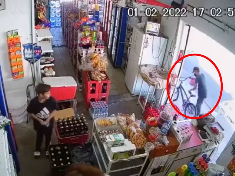 Video: Cámaras captan robo de bicicleta a un niño mientras compraba