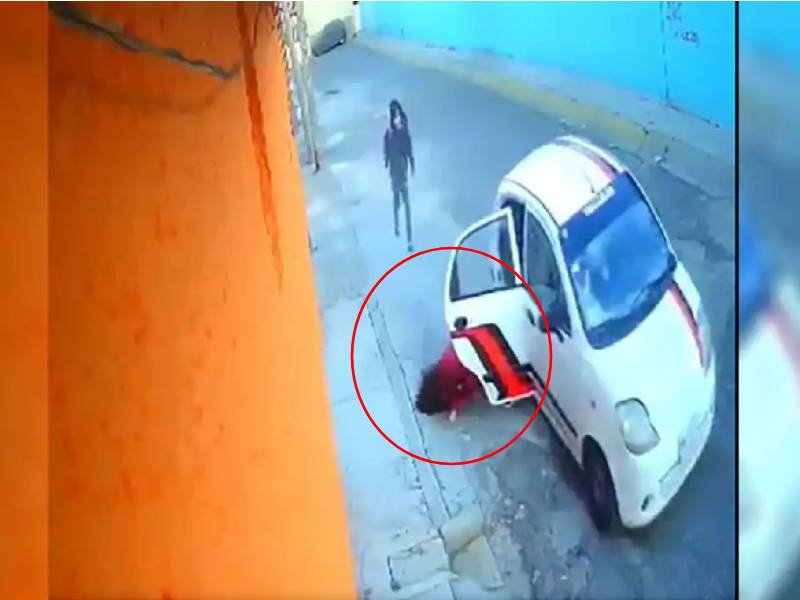 Video: Mujer sufre asalto y es arrojada desde un taxi en movimiento
