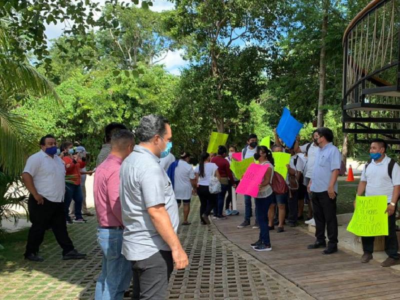 Protestan trabajadores del hotel Klimpton Aluna Tulum por presunto robo de un bono