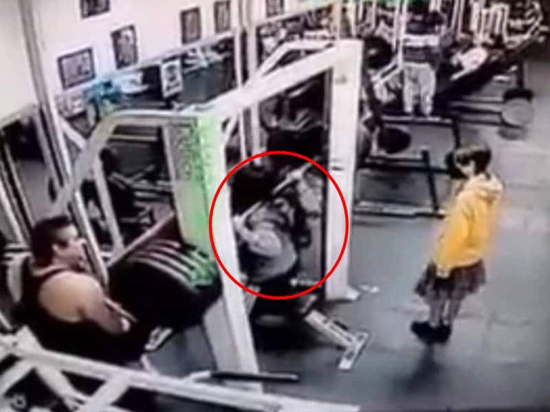 Mujer pierde la vida al caerle una pesa de 180 kilos en gimnasio