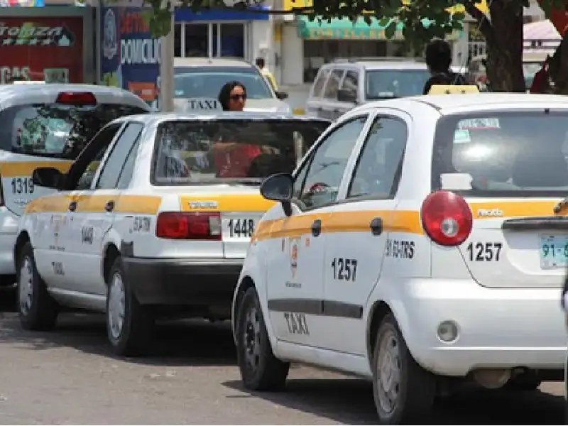 Propietarios de placas de taxi podran volver a sus precios normales