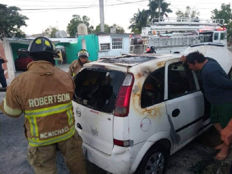 Corto circuito provoca incendio de vehículo en Cozumel