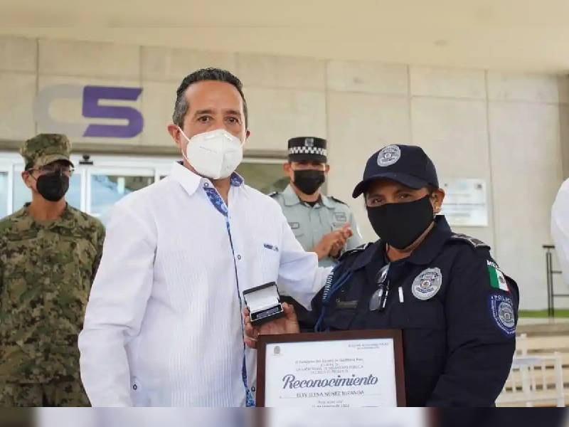Quintana Roo condecora a 46 policías por méritos, acciones destacadas y años de servicio