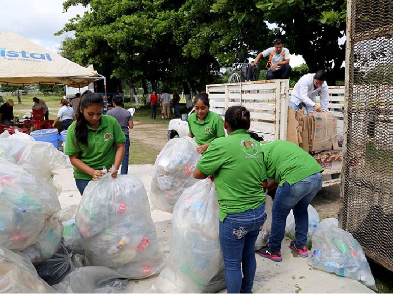 Acopian plástico para construir un salón de clases sustentable en Puerto Morelos