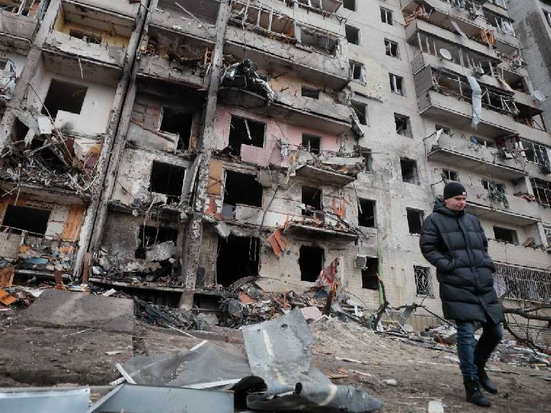 Difunden video de calles en ruinas de Kiev tras bombardeos