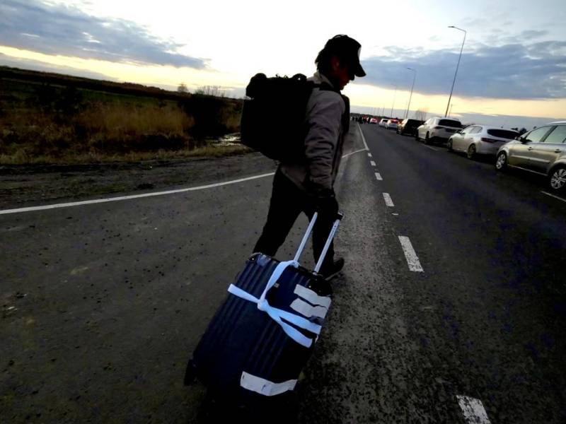 Sean Penn huye caminando a Polonia y abandona el documental