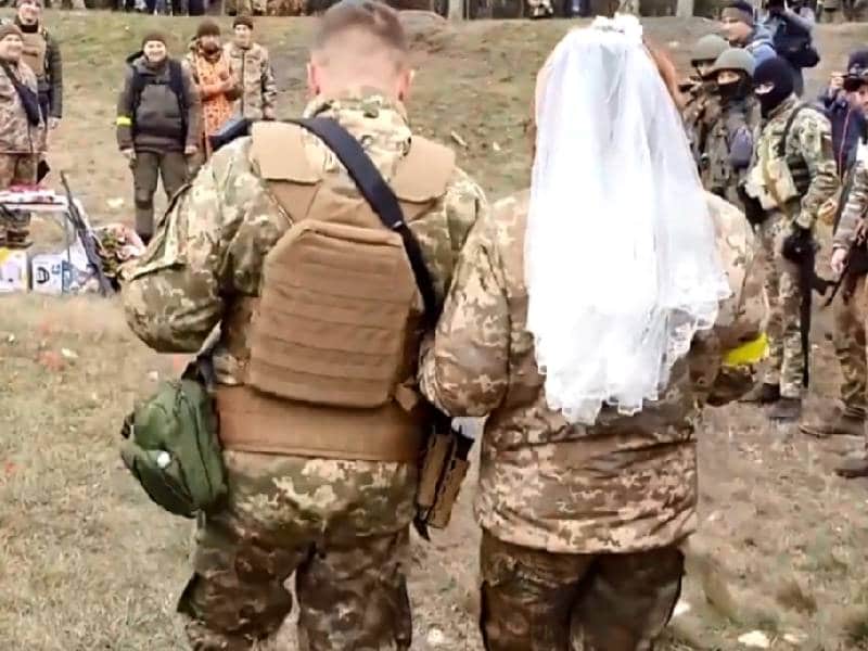 ¡El amor en la guerra! Pareja ucraniana hacen su boda en puesto militar