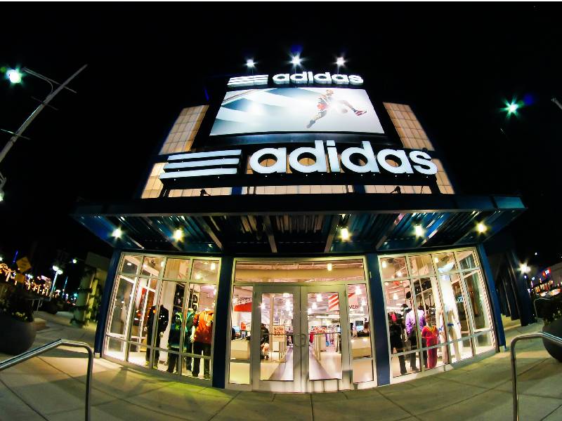 Adidas suspende operaciones en Rusia con el cierre de sus tiendas físicas y online