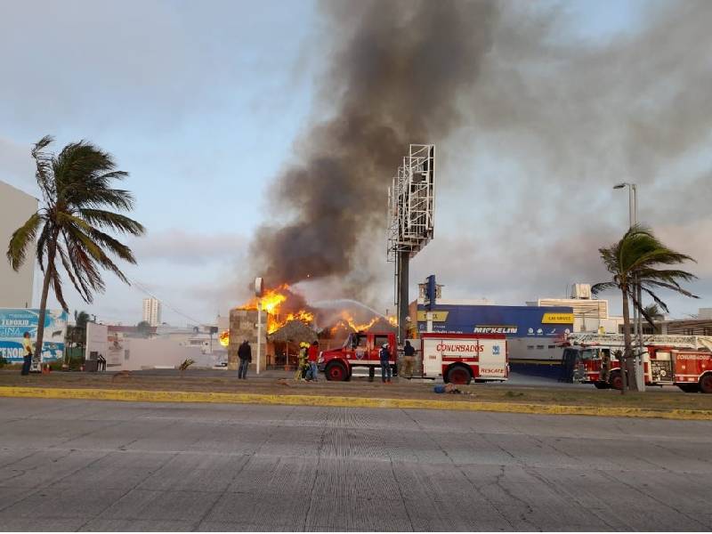 Se incendia restaurante en Boca Del Río; autoridades reportan saldo blanco