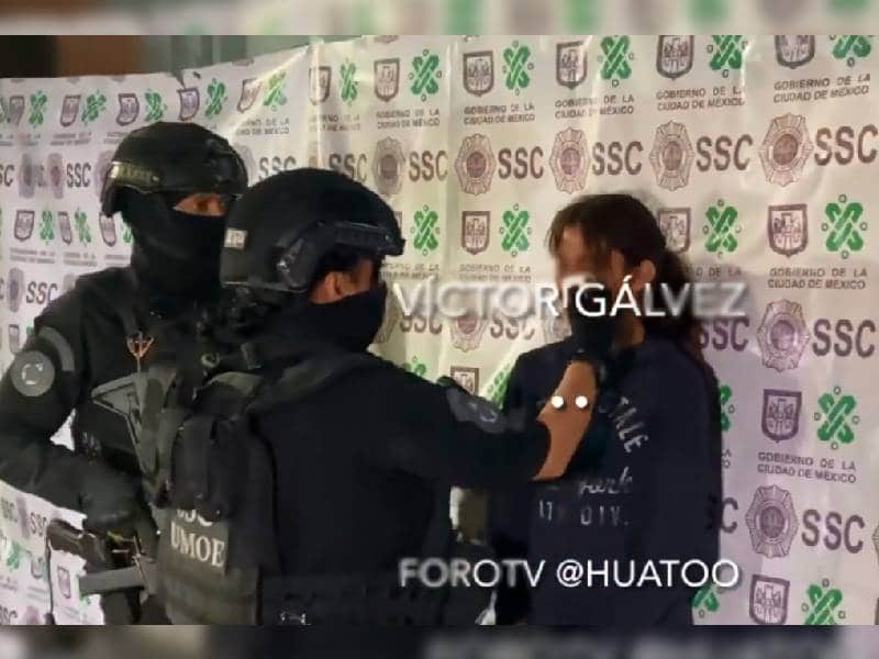 Video: Policía limpia lágrimas de mujer detenida