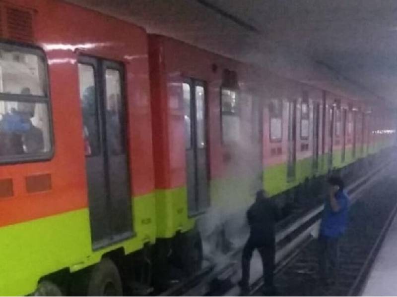 Reportan usuarios corto circuito en estación Niños Héroes del Metro de la CDMX
