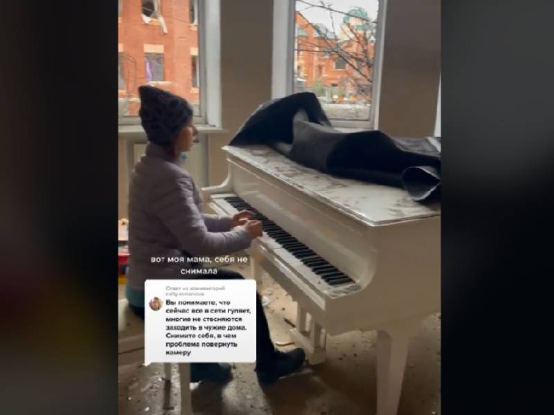 Entre escombros, madre ucraniana toca su piano antes de abandonar su casa