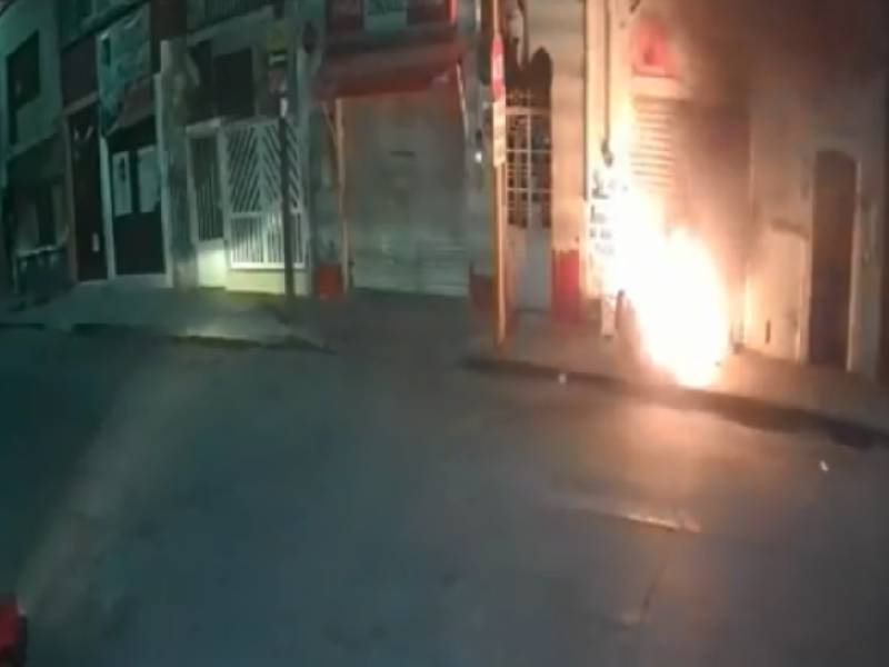 VIDEO FUERTE: Hombre le prende fuego a abuelito en situación de calle