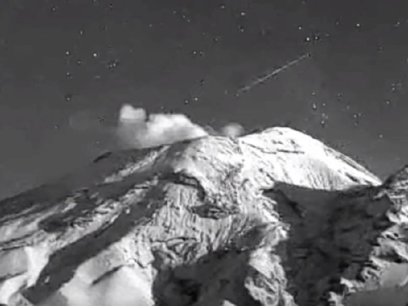 Video. Captan meteorito en cielo del Popocatépetl