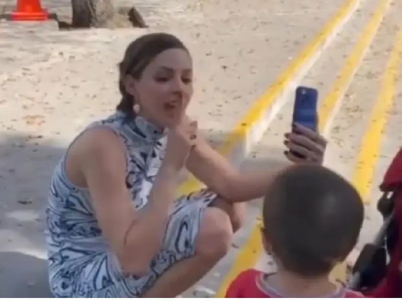 VIDEO: Mariana Rodríguez calla a un niño para que no la interrumpiera al hablar por teléfono
