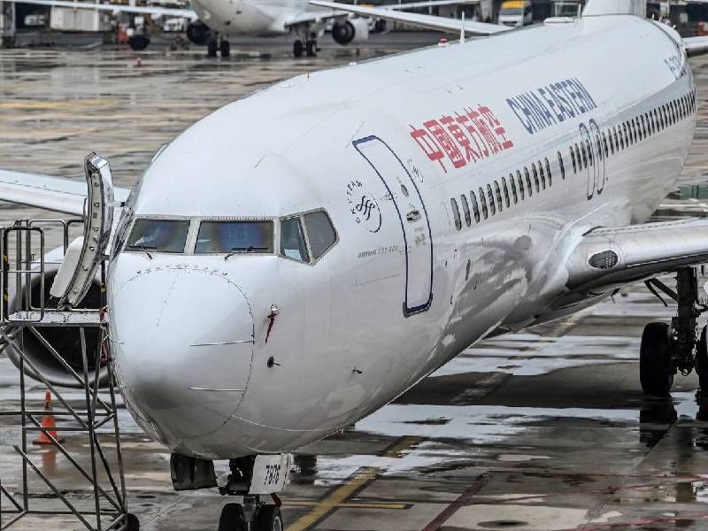 Captan en video el momento en que se estrella un avión con 132 pasajeros en China
