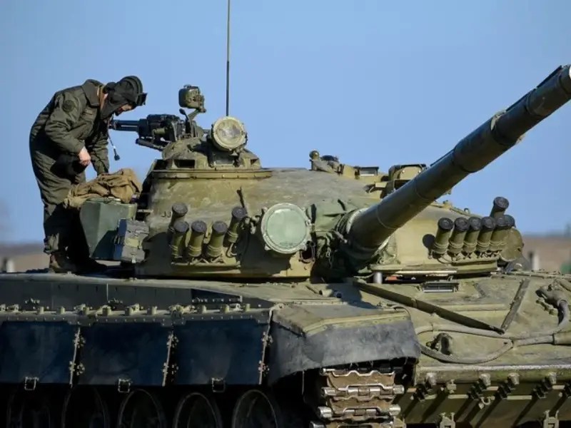 ¡Dame dos! soldado ruso vende su tanque a ucranianos
