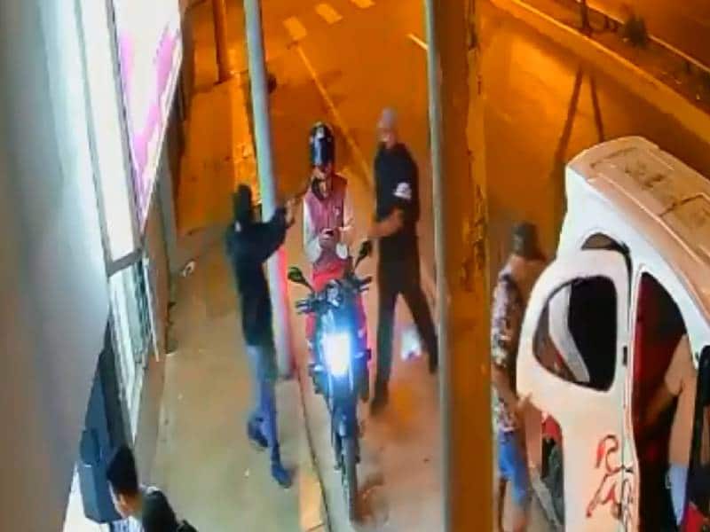 Video (imágenes fuertes): Ladrón dispara por error a presunto cómplice en asalto